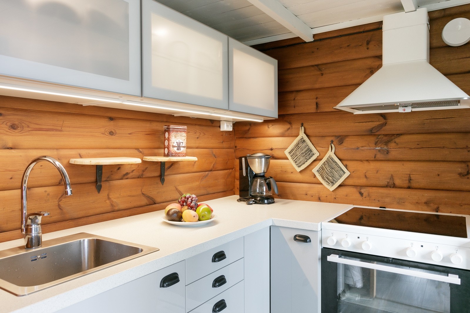 Kjøkkenet er arealeffektivt og praktisk utstyrt med både oppvaskkum, komfyr og kjøleskap Galleribilde