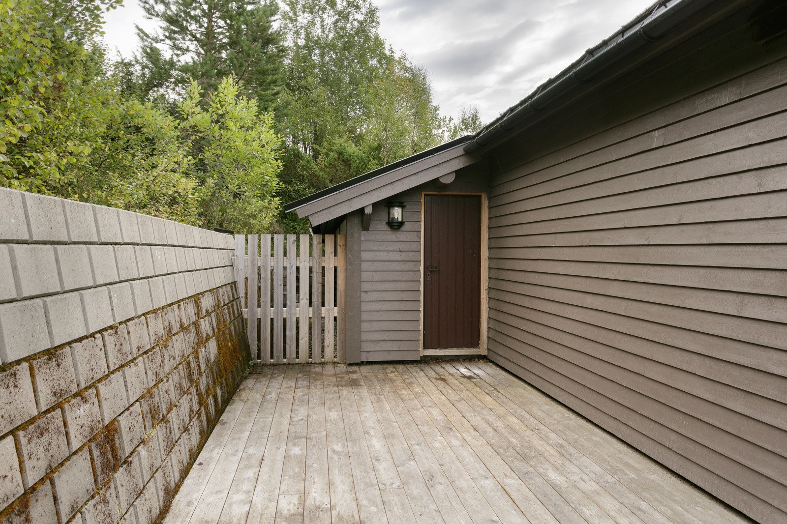 Platting ved inngangsparti, ypperlig til å sette fra seg ski, truger eller tursko når man kommer tilbake fra turen Galleribilde