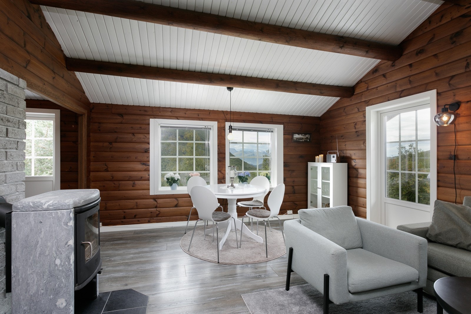 Fra stue har man utgang til støpt platting, via ny verandadør Galleribilde