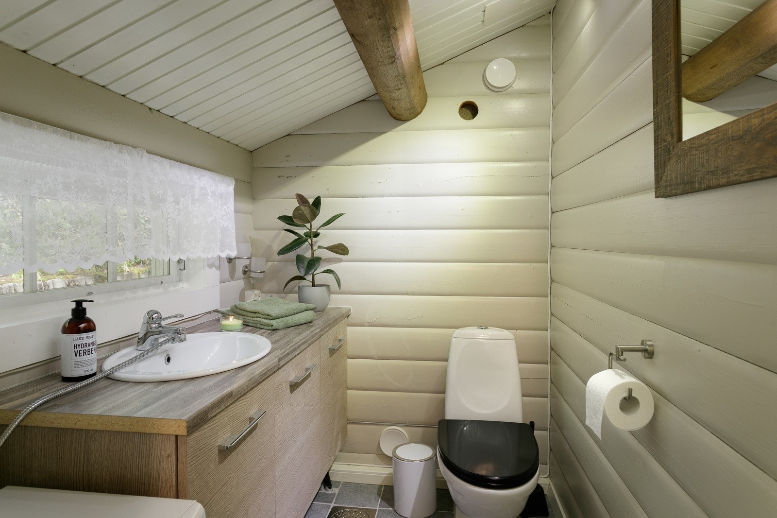 På toalettrommet er det også plass til vaskemaskin - som ikke vises på bildet. Legg også merke til at man kan koble på slange på vannkran for hårvask etc Galleribilde