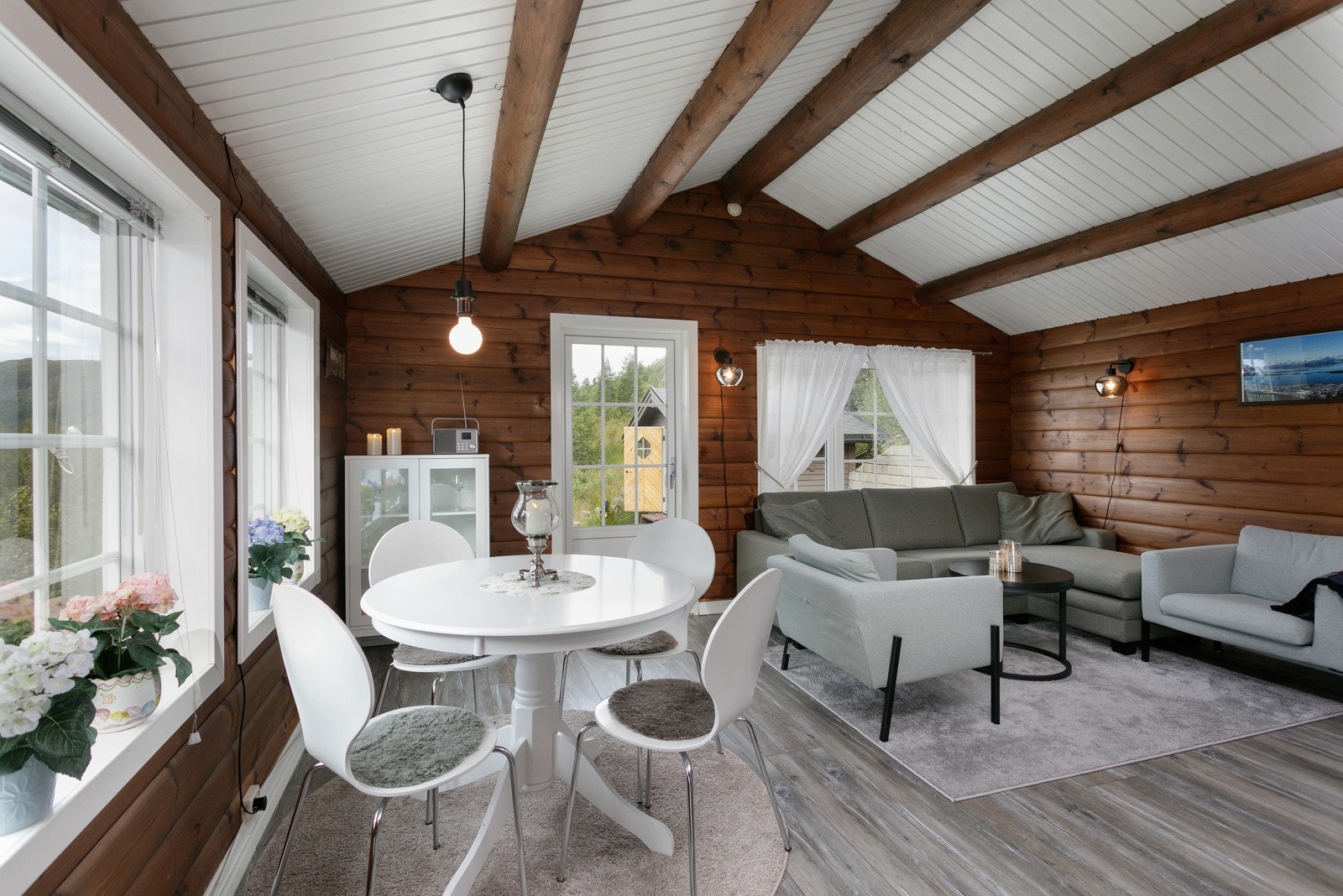 Legg merke til den åpne og lyse himlingen med rustikke bjelker Galleribilde