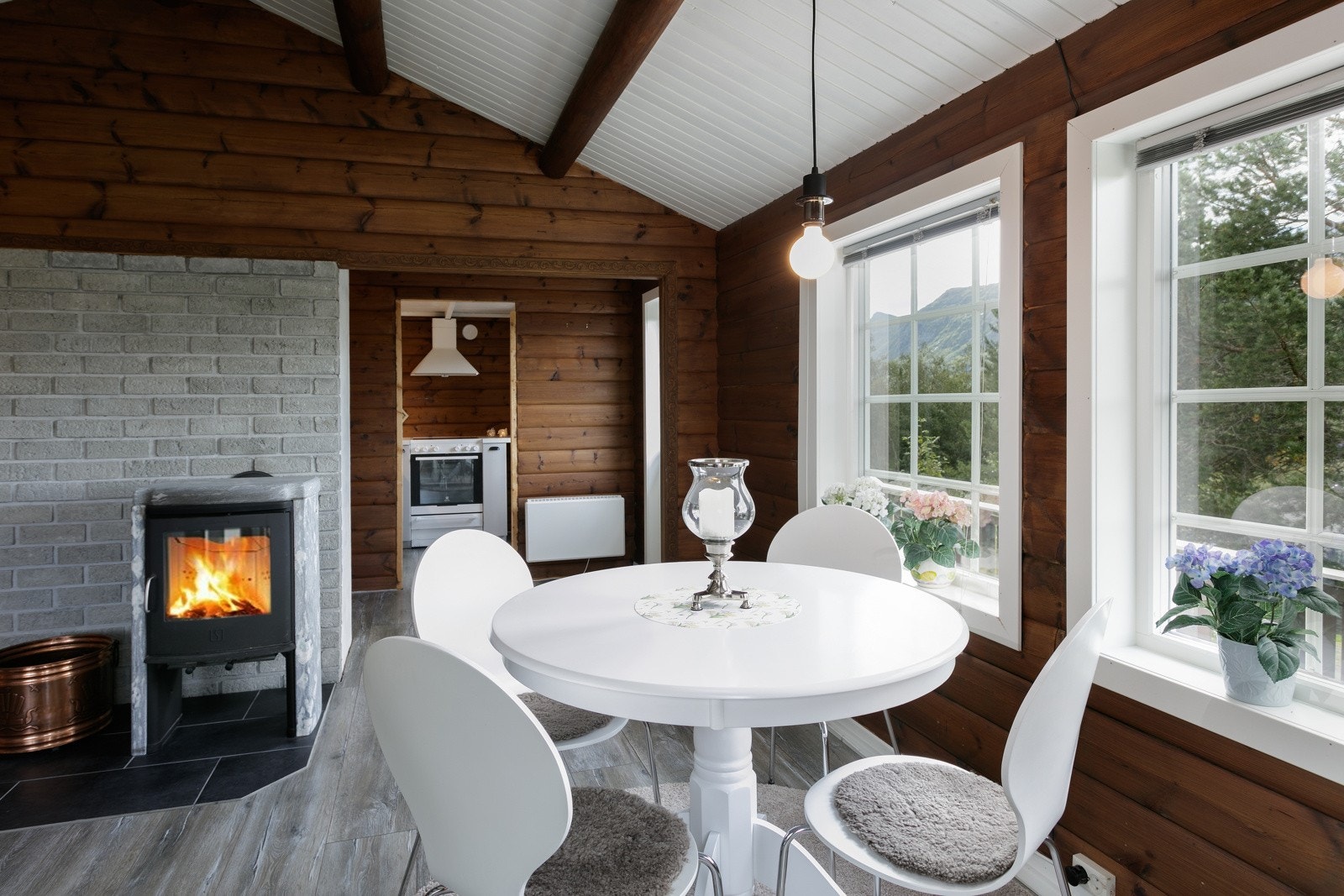 Koselig stue som har klebersteinsovn med glassfront Galleribilde