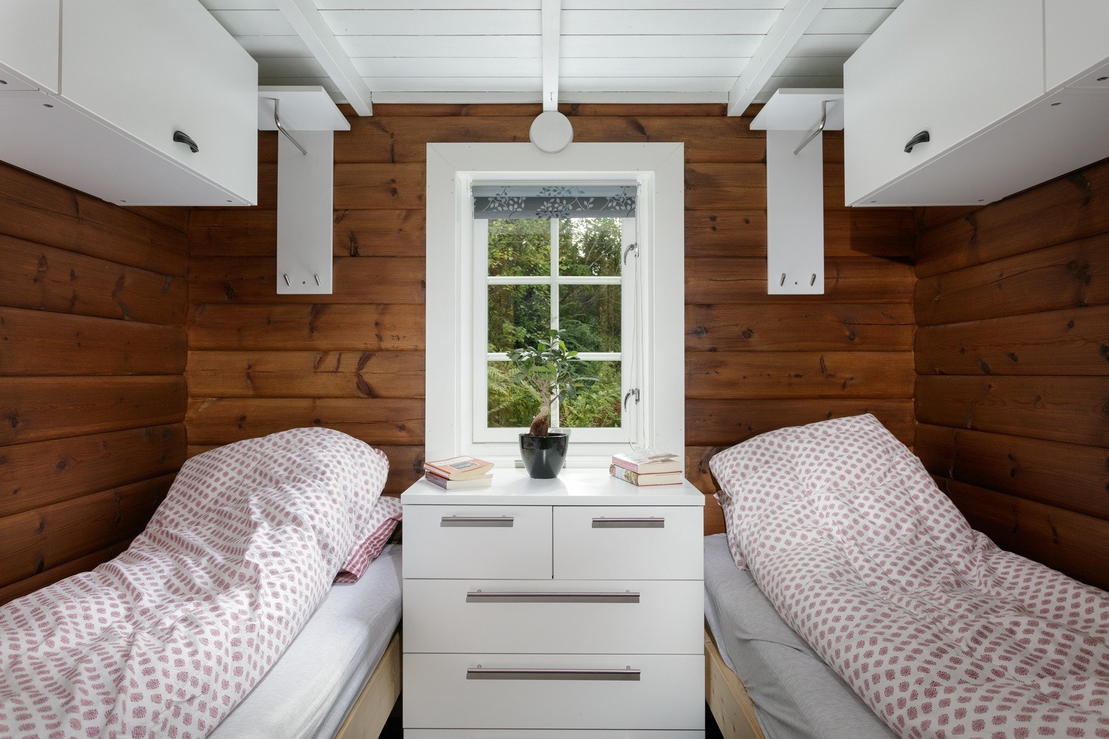 Soverommet har plass til to individuelle senger og godt utnyttet skapplass på veggen. I tillegg finnes her også en liten hems Galleribilde