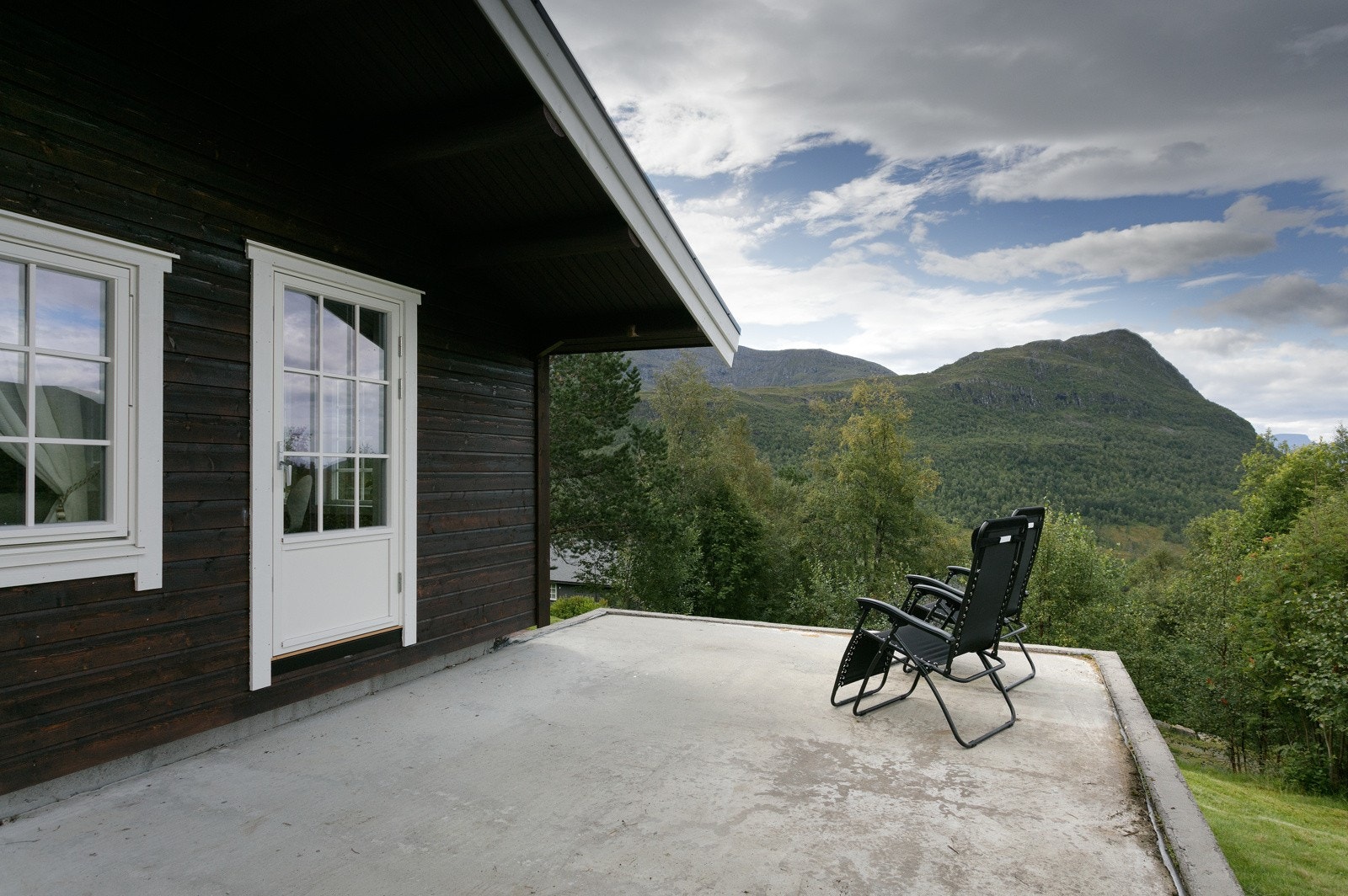 Ferdig støpt platting. Kanskje ny eier vil ha levegger, innegjerdet eller rekkverk med innslag av glass Galleribilde