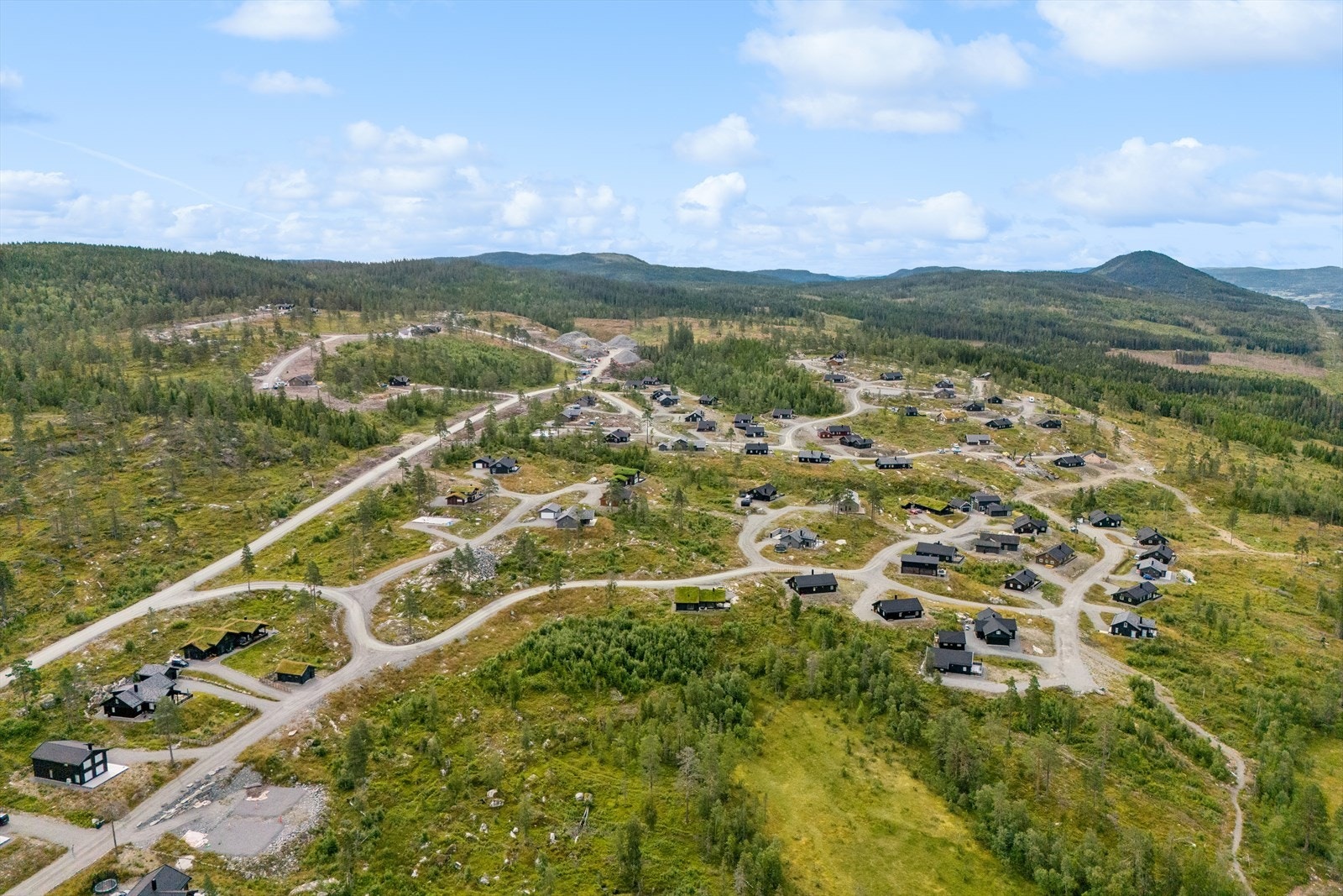 Veletablert hytteområde, på vinterhalvåret kan du spenne på deg skia rett utenfor hyttedøra! Galleribilde