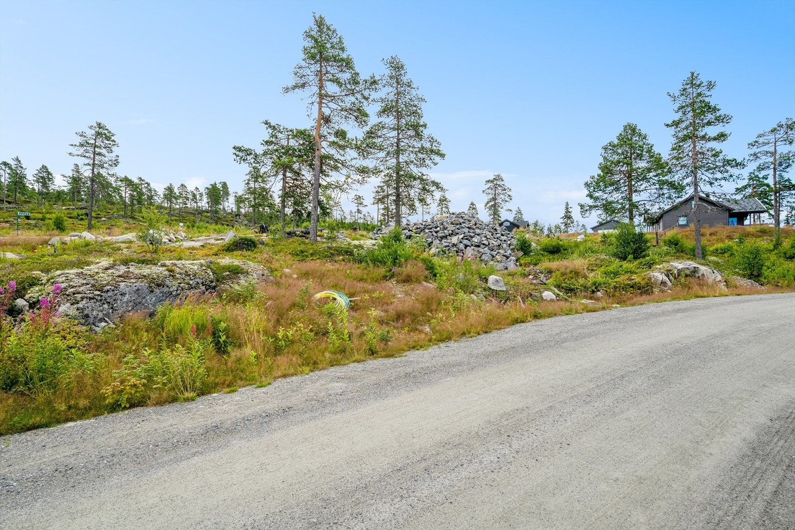 Eiendommen ligger fint til i terrenget på et nesten ferdig utbygd hyttefelt! Galleribilde