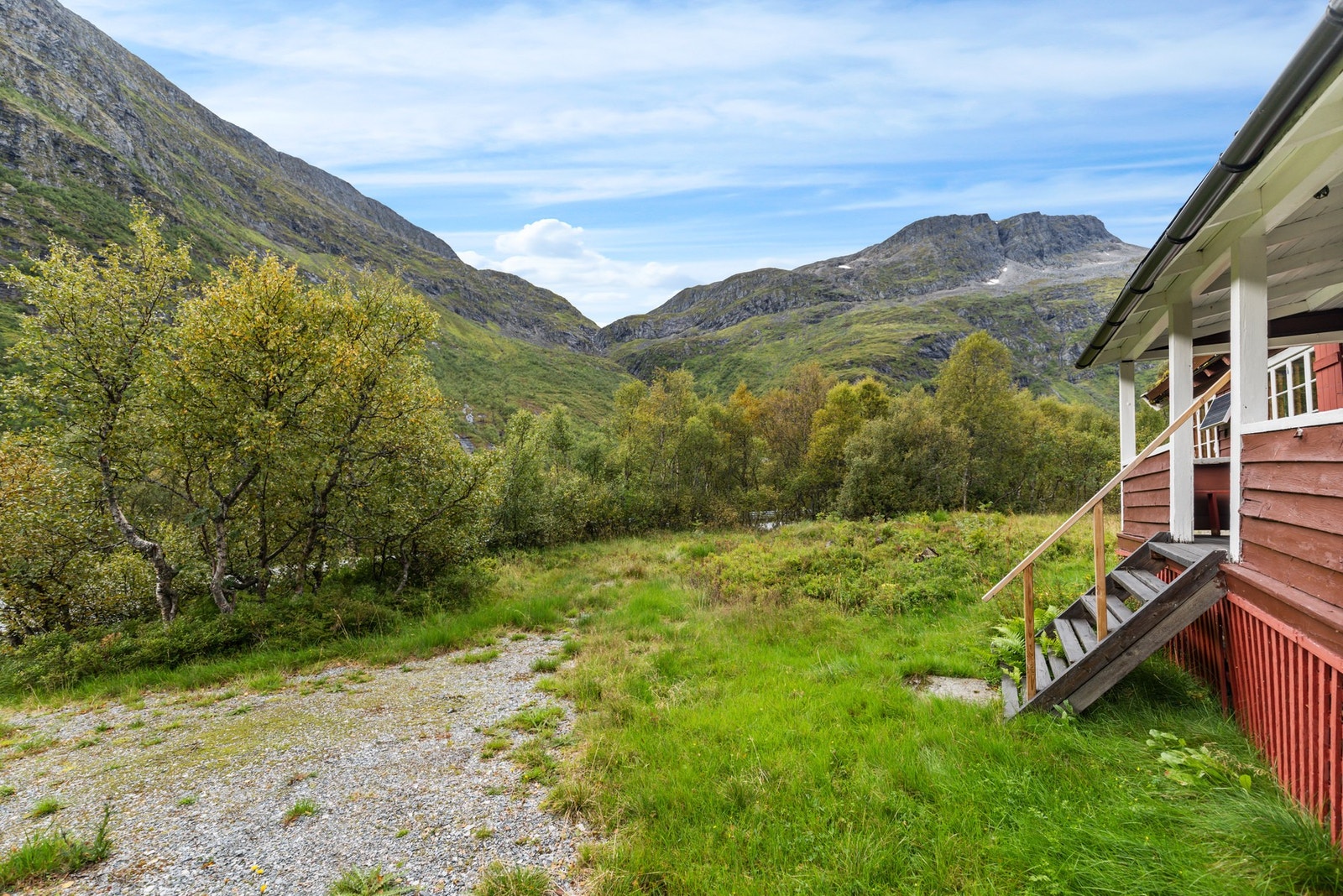 Eiendommen har gode parkeringsforhold, og opparbeidet tomt rundt hytten Galleribilde