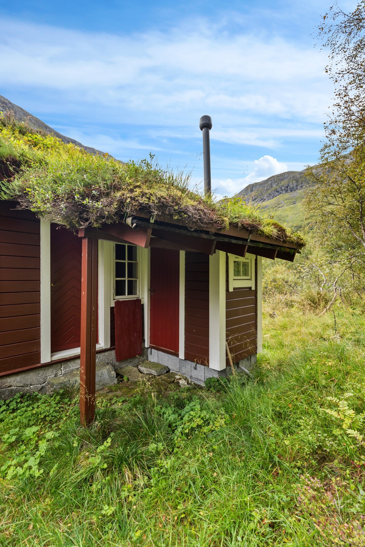 Hytten ble også tilbygd med utetoalett i 1995. Her er det overbygg mellom gang/biinngang og utetoalettet Galleribilde