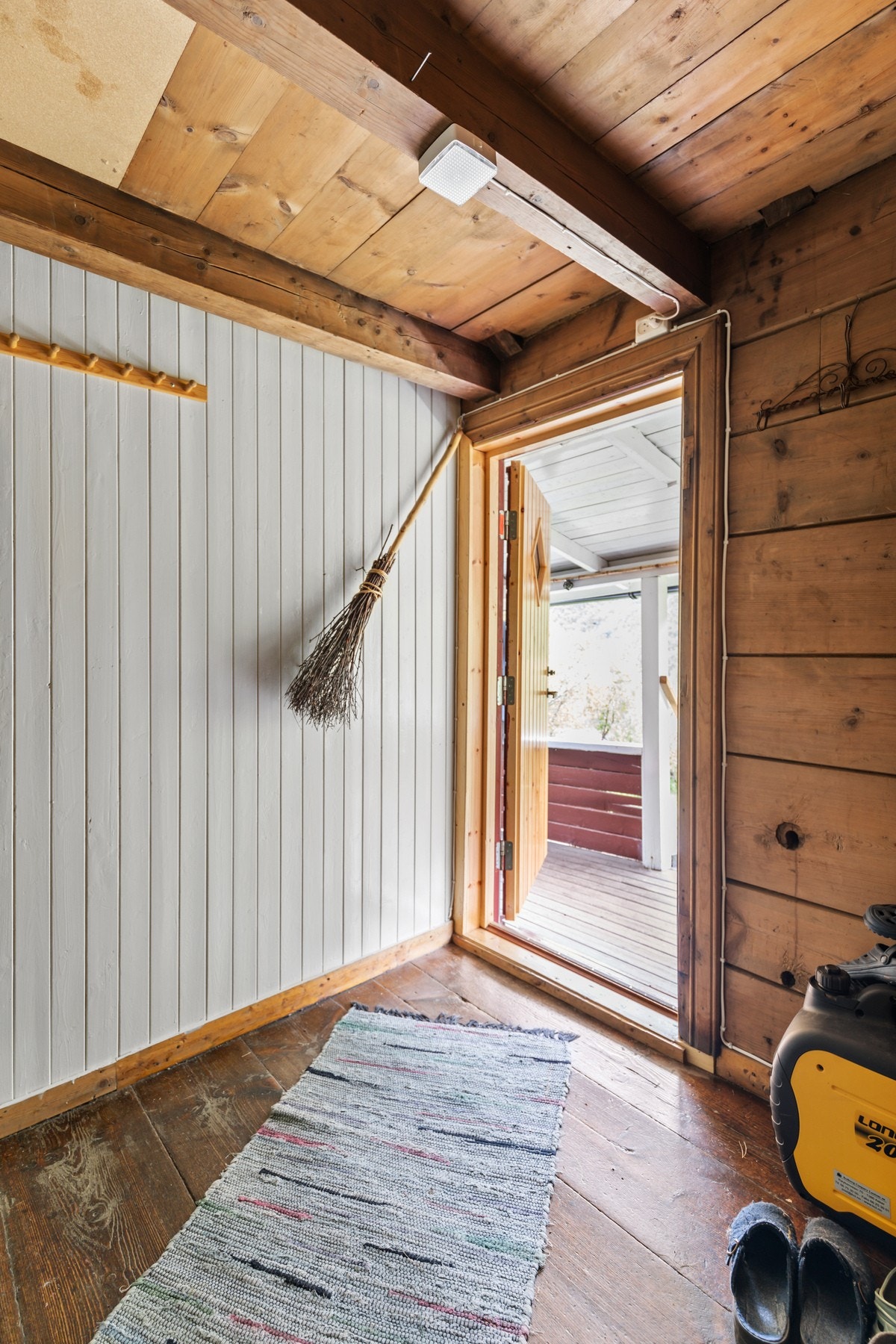 Entrèen har oppgang til hems, og dør til stue Galleribilde