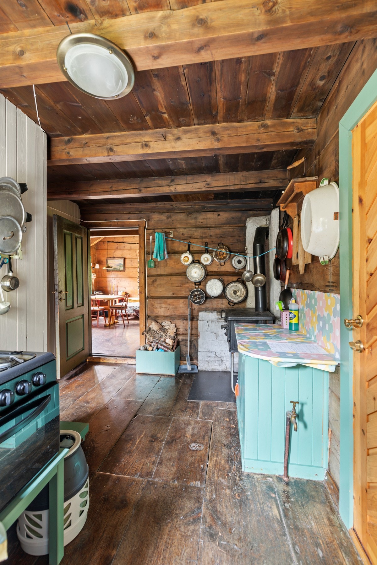 Det er i dag montert en nyere, frittstående gasskomfyr. Kjøkkenet har også bi-inngang, samt luke til kjelleren Galleribilde