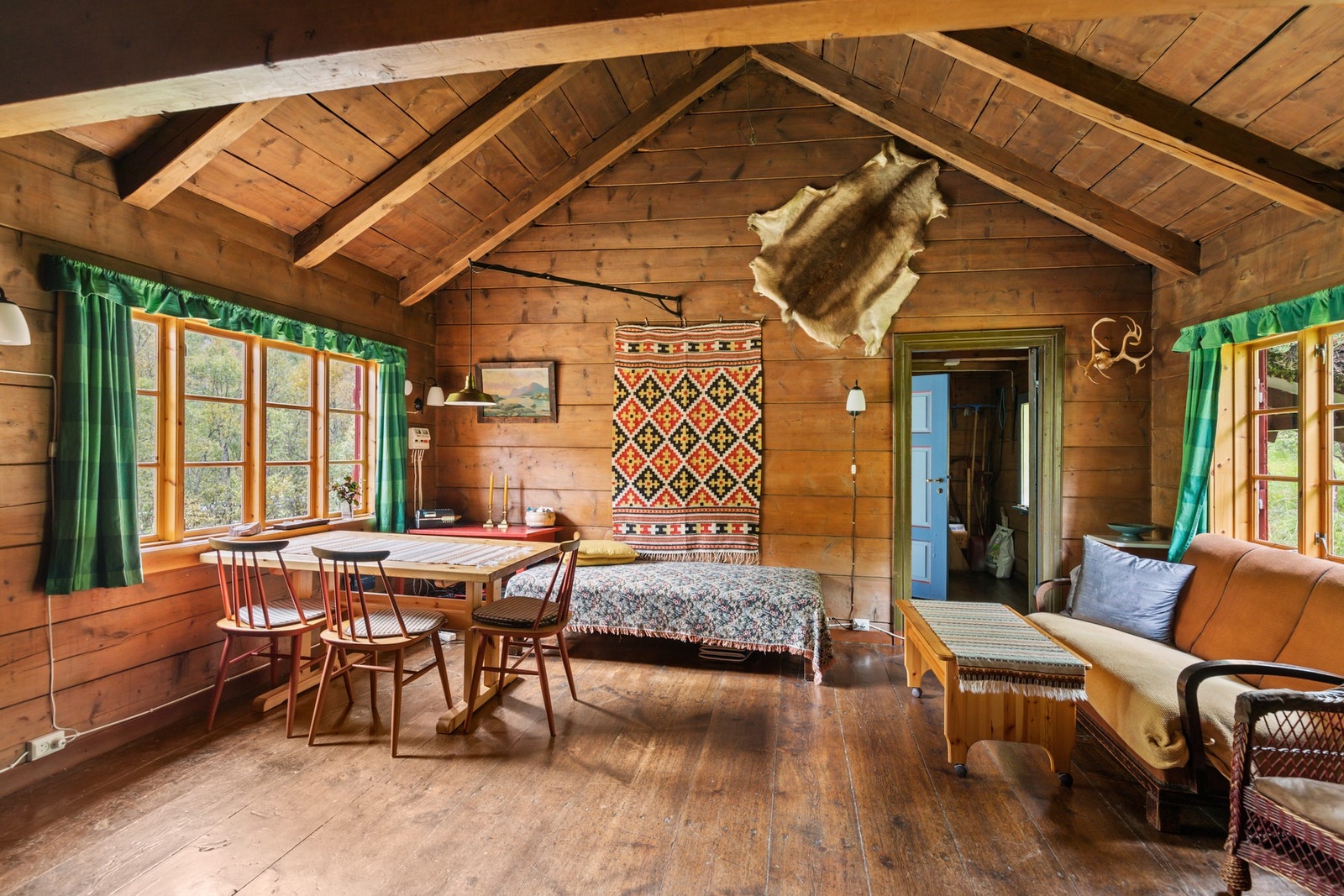 Stuen er romslig på størrlese, og med mønt himling som gir en svært god romfølelse Galleribilde