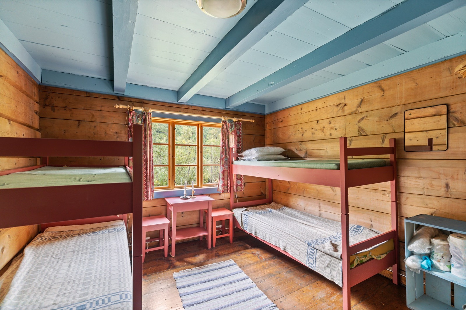 Soverom nr. 2. Her er det montert vedovn med stålpipe fra 1994 Galleribilde