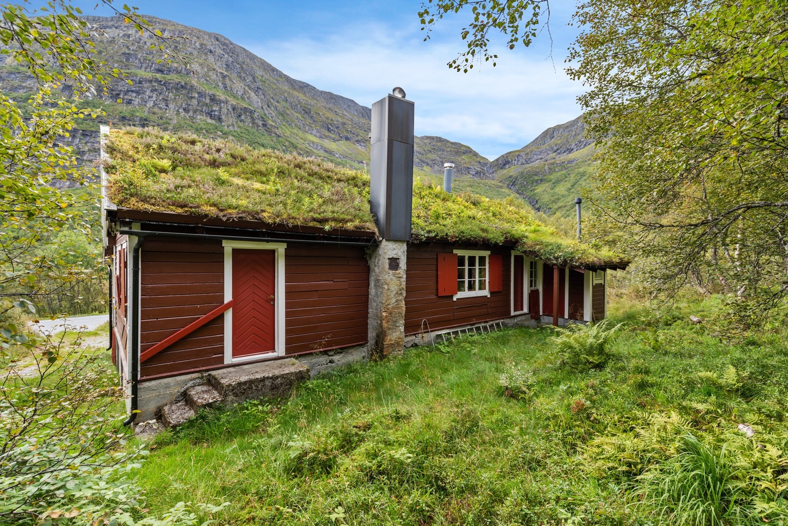 Hytten har siden da blitt oppgardert med vinduer i 1990, vedovn med stålpipe fra 1994 på soverom, utetoalett i 1995, taktekking i 2002, solcelleanlegg i 2015, og vedovn med stålpipe fra 2017 på stuen Galleribilde