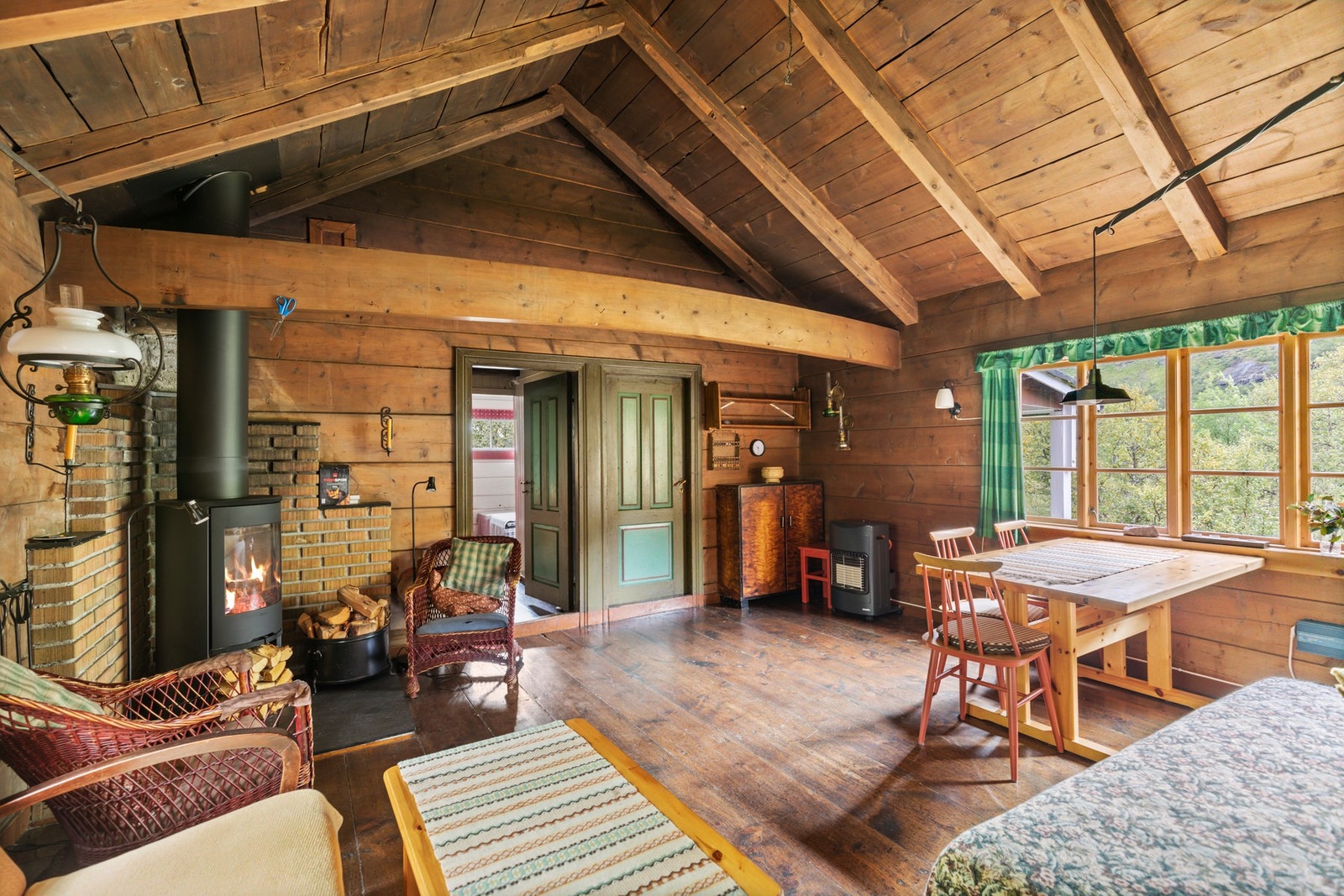 Det er innsatt ny vedovn i 2017 med tilhørende stålpipe. Taket på hytten ble tekket om i 2002 Galleribilde