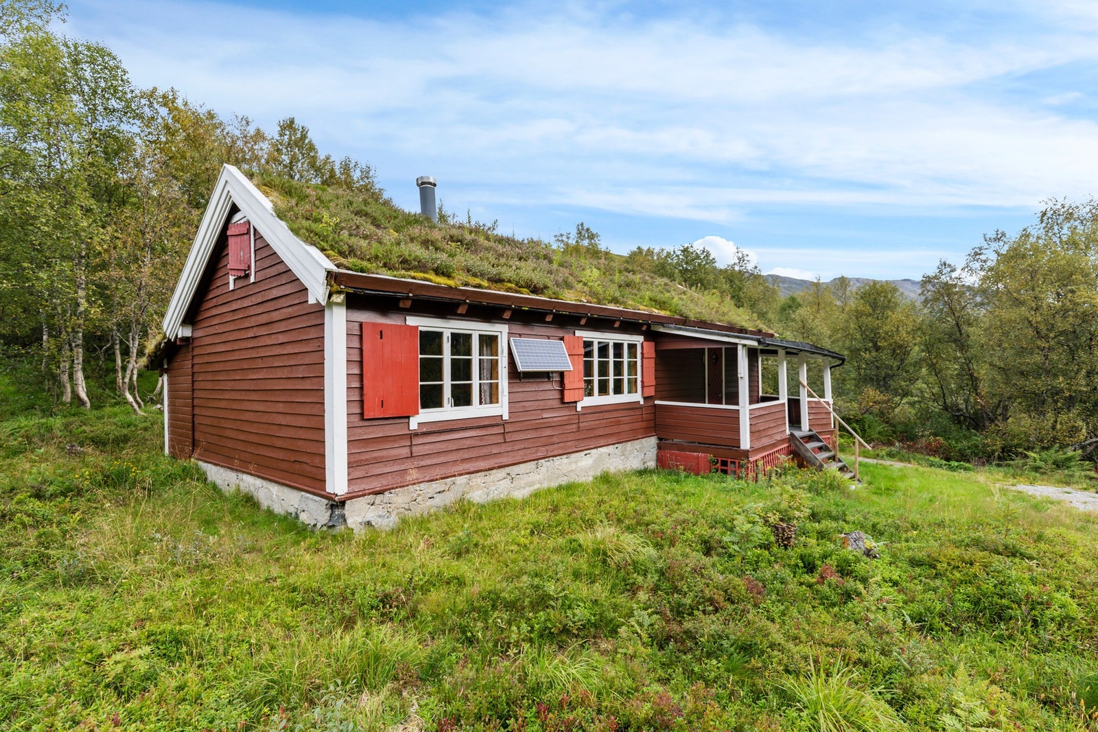 Hytten ble opprinnelig satt opp som kårbygning på Habostad på 1800-tallet, men flyttet til Buvatnet i 1937 Galleribilde