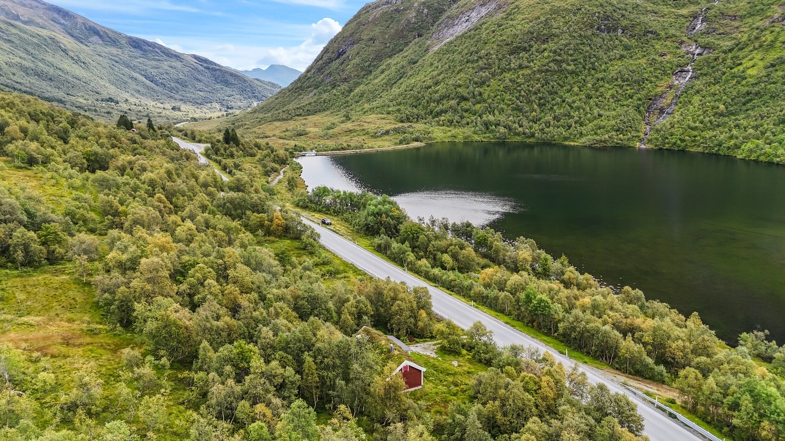 Omkranset av majestetiske fjell, og Buvatnet like ved Galleribilde