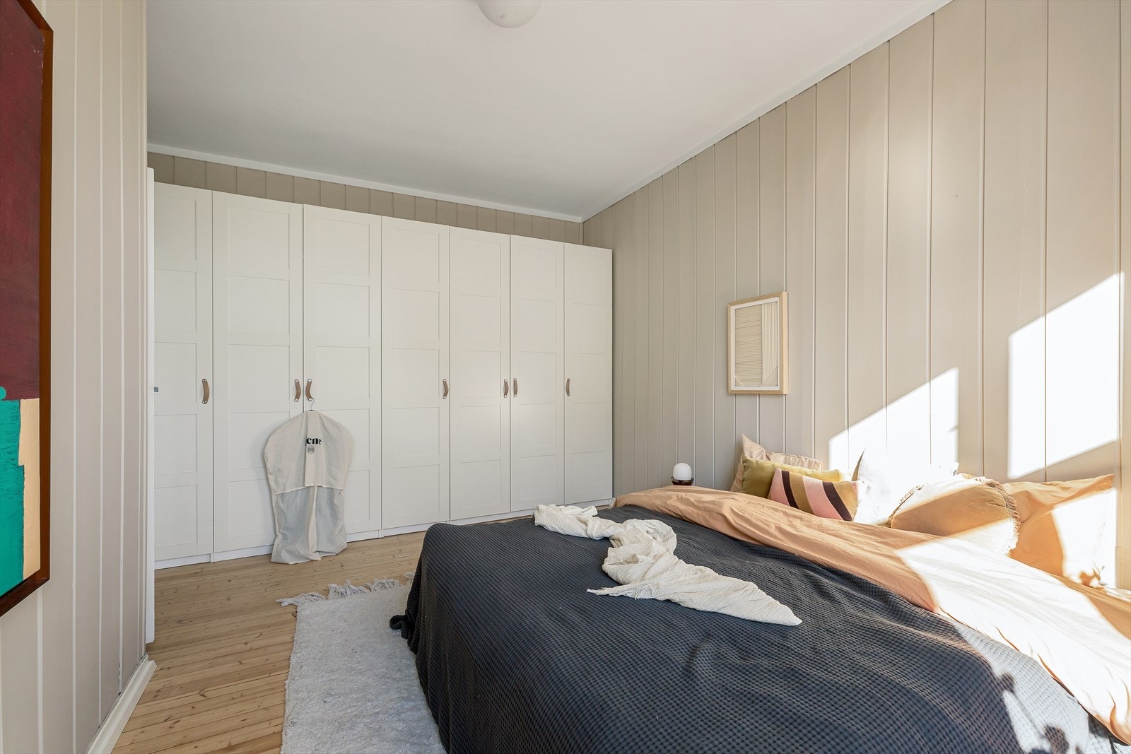 Svært mye garderobeplass på soverommet Galleribilde
