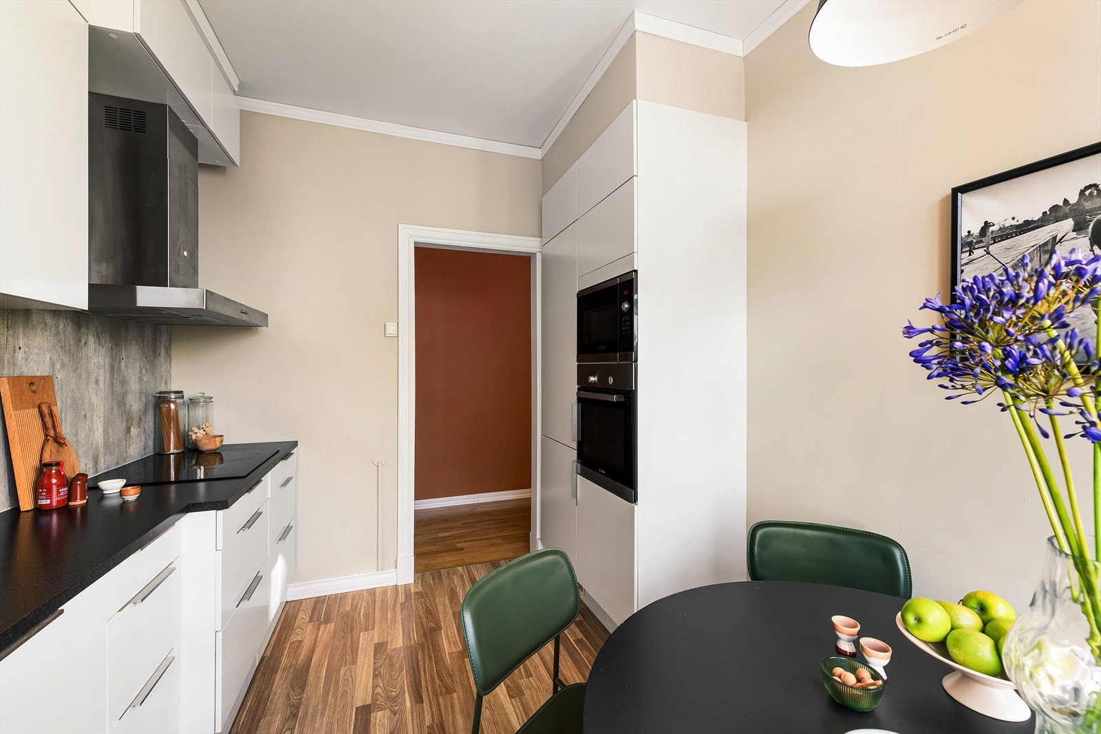 Tidløst kjøkken med integrerte hvitevarer, herav kjøl/fryseskap, oppvaskmaskin, platetopp, mikro og stekeovn Galleribilde