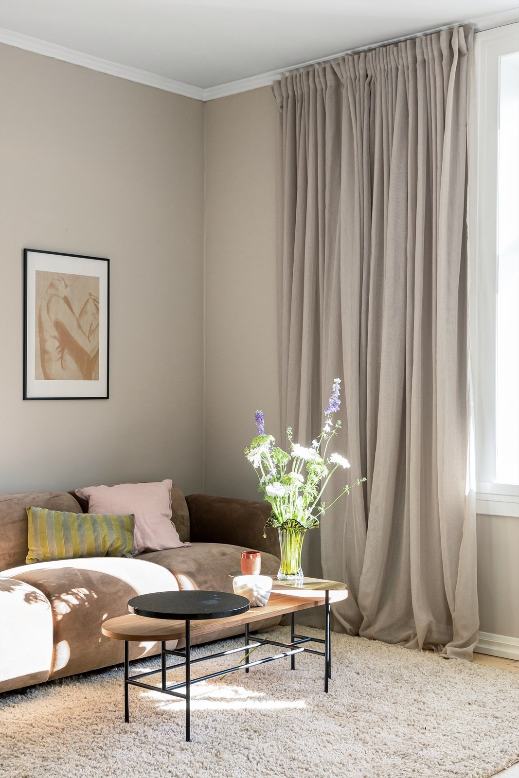 Store vindusflater slipper inn rikelig med lys Galleribilde