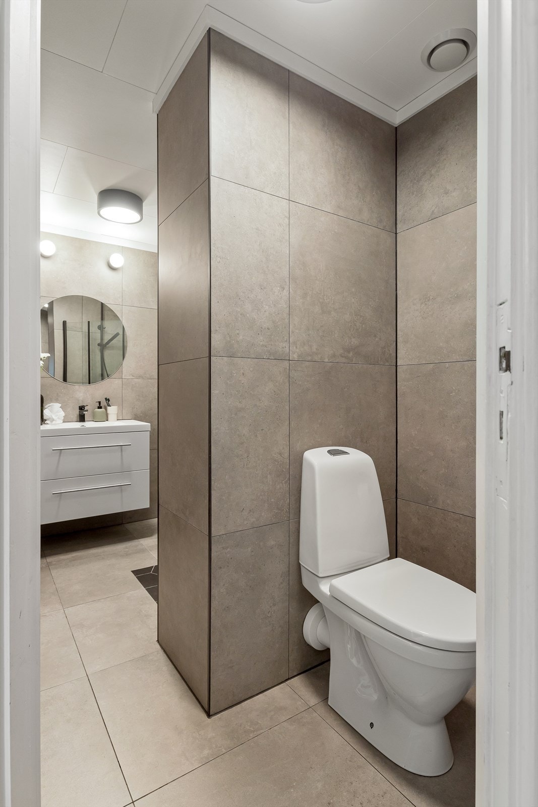 Pent flislagt bad Galleribilde