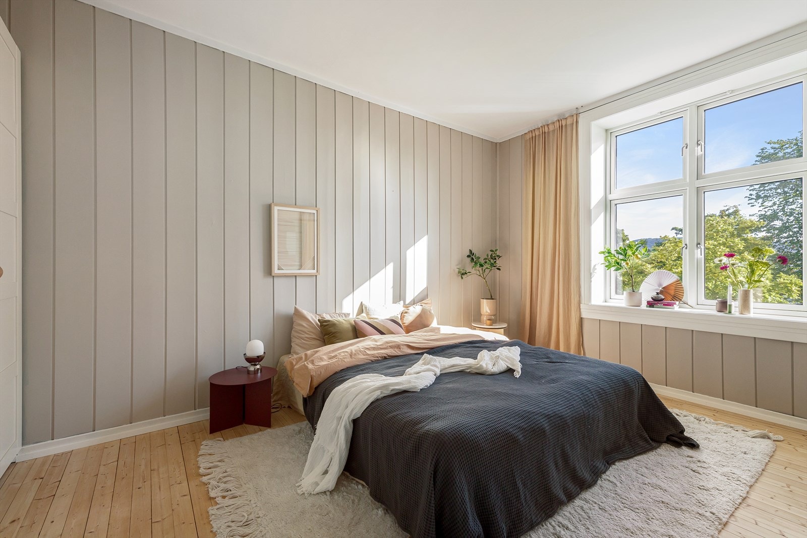 Svært romslig soverom vendt mot stille område Galleribilde