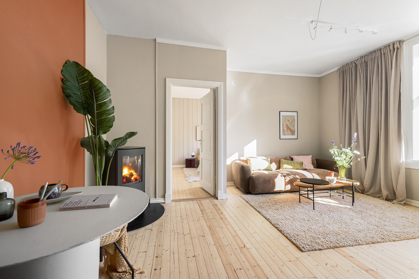 Flott stue med fine duse farger, vedovn og tregulv Galleribilde