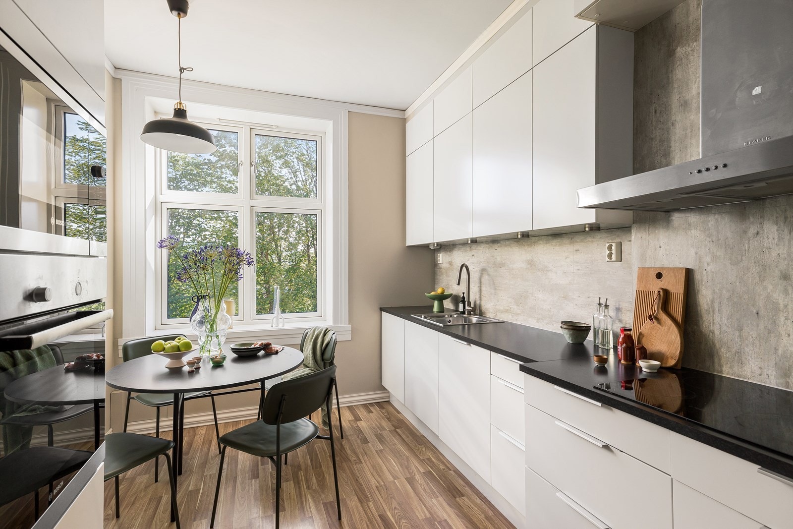 God plass til spisebord på kjøkkenet Galleribilde