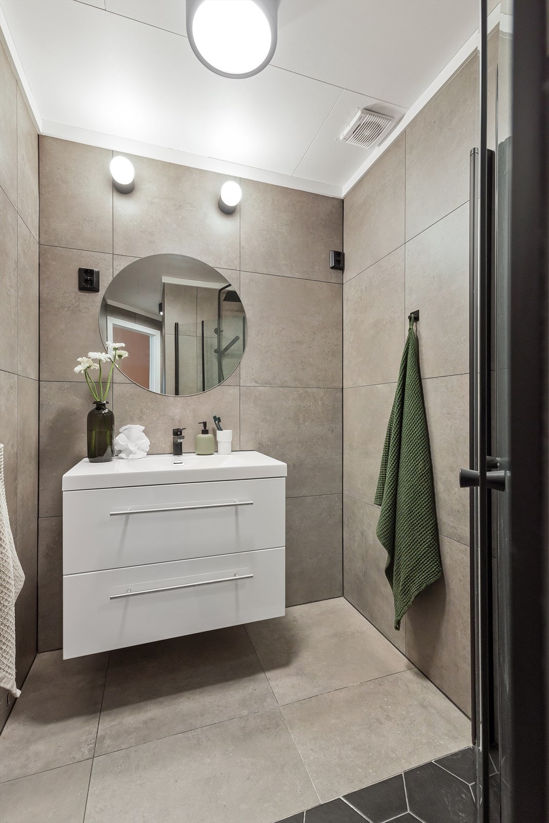 Rommet har innredning med nedfelt servant, toalett og dusjvegger/hjørne. Galleribilde