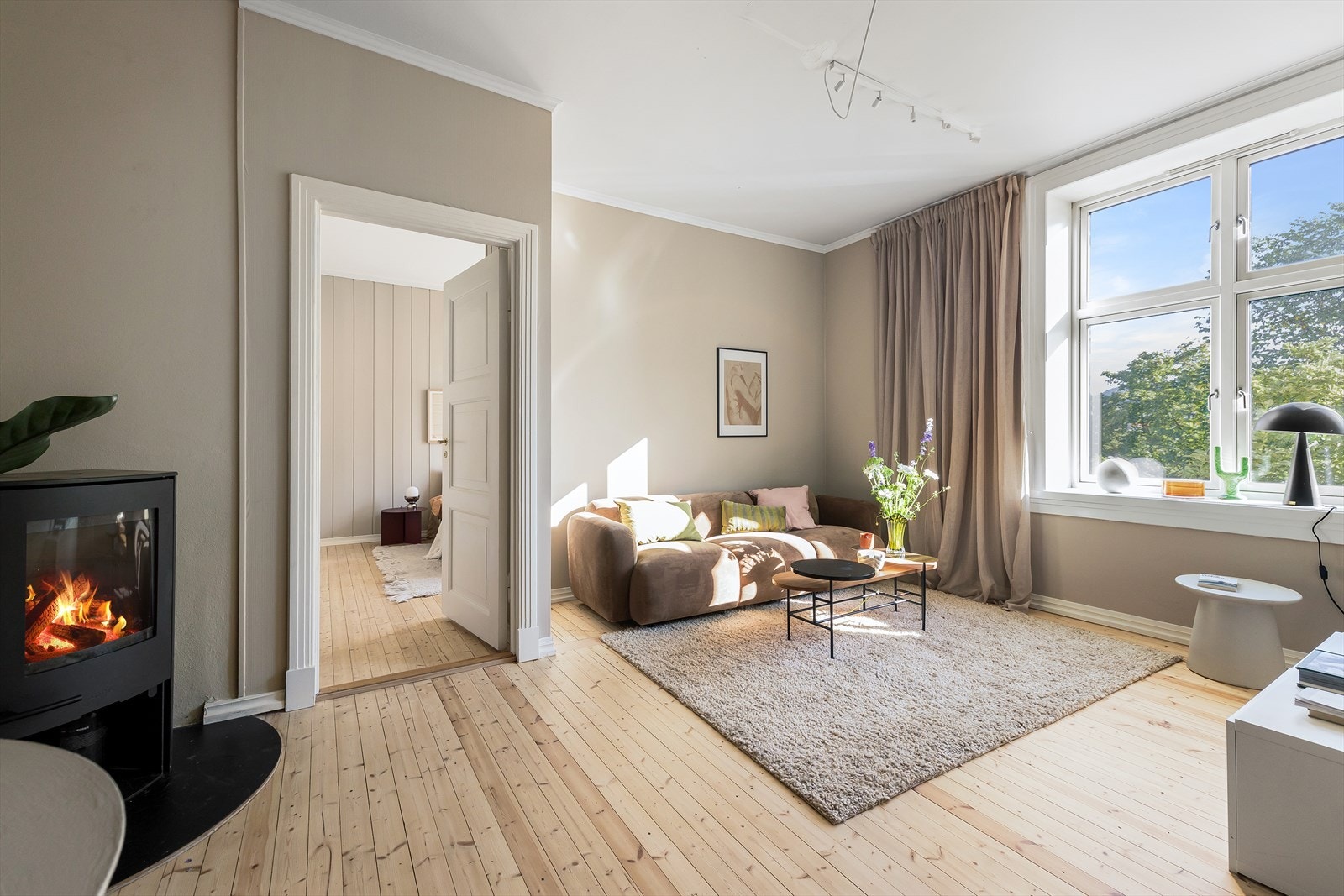 Stuen er lys og luftig med generøs takhøyde Galleribilde