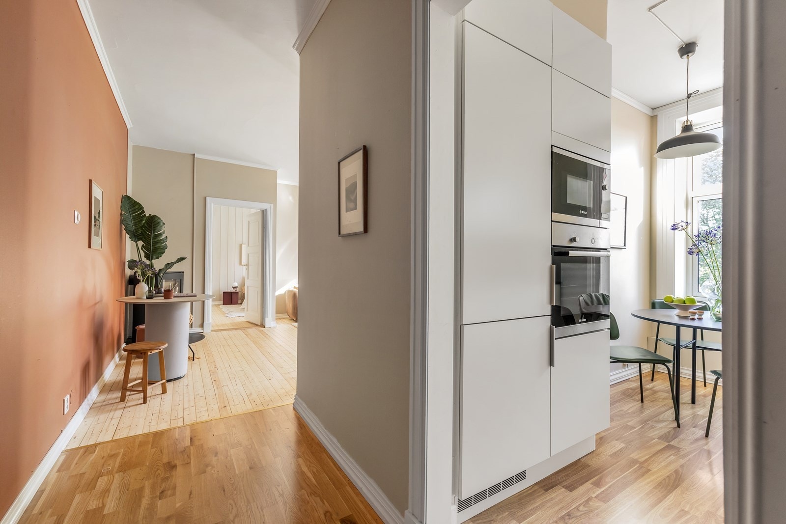 Videre fra entrèen er det adkomst til stuen og kjøkkenet Galleribilde