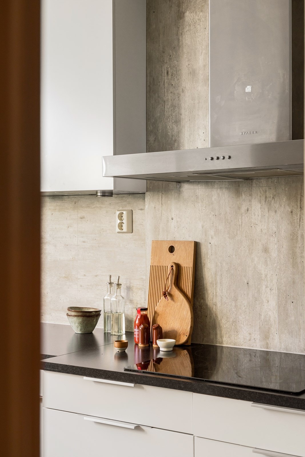 Kjøkkenet har godt med skap- og benkeplass Galleribilde