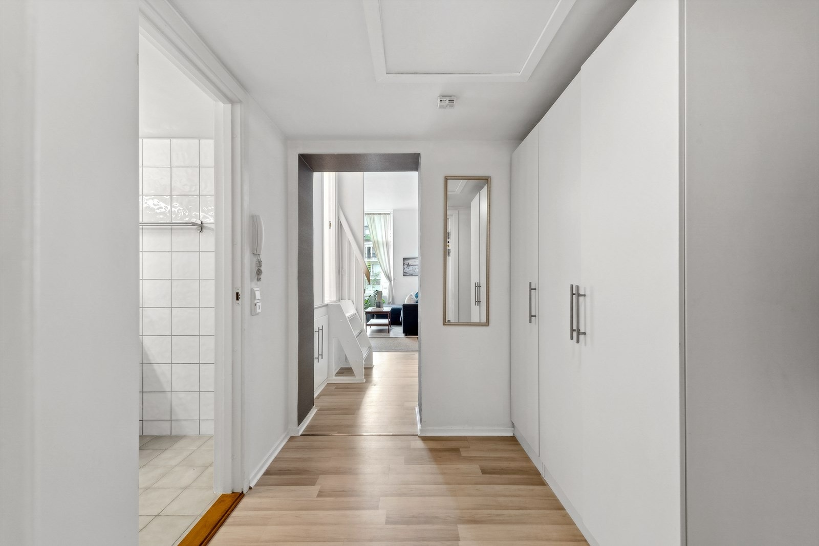 Det første som møter deg når du kommer inn i leiligheten er en romslig gang med plass til garderobeløsning til å henge av seg både ytterklær og sko, samt oppbevaring. Galleribilde