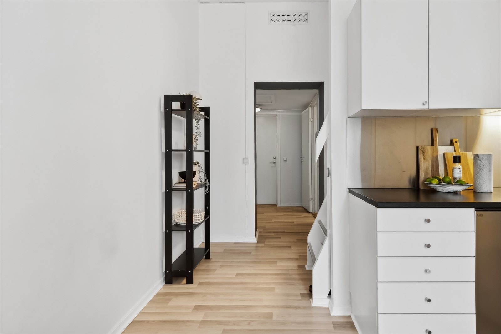 Bak kjøkkenet og opp trappen finner man leilighetens sovealkove. Galleribilde