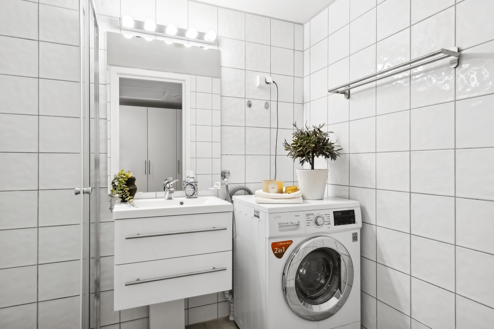 Baderomsinnredning med nedfelt servant, toalett, dusjvegger/hjørne og opplegg for vaskemaskin - samt mekanisk avtrekk. Galleribilde