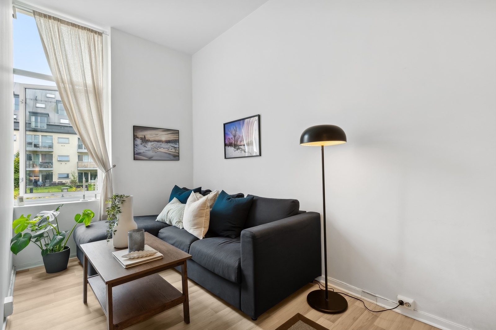 I stuen er det fint plass til en liten sofakrok, samt et lite bord med to stoler om ønskelig. Store vindusflater som sørger for masse natur lys! Galleribilde