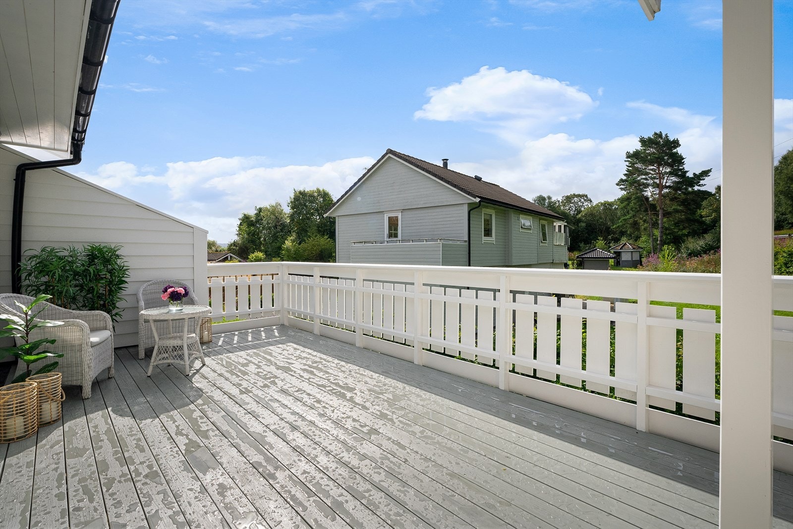 En innholdsrik leilighet med stor terrasse, altan og gode løsninger. Galleribilde
