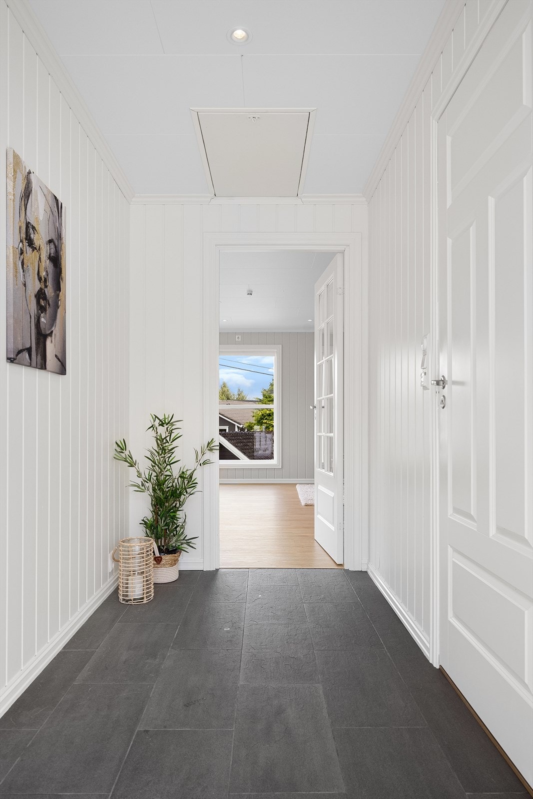 Romslig entré med gulvvarme og fliser Galleribilde