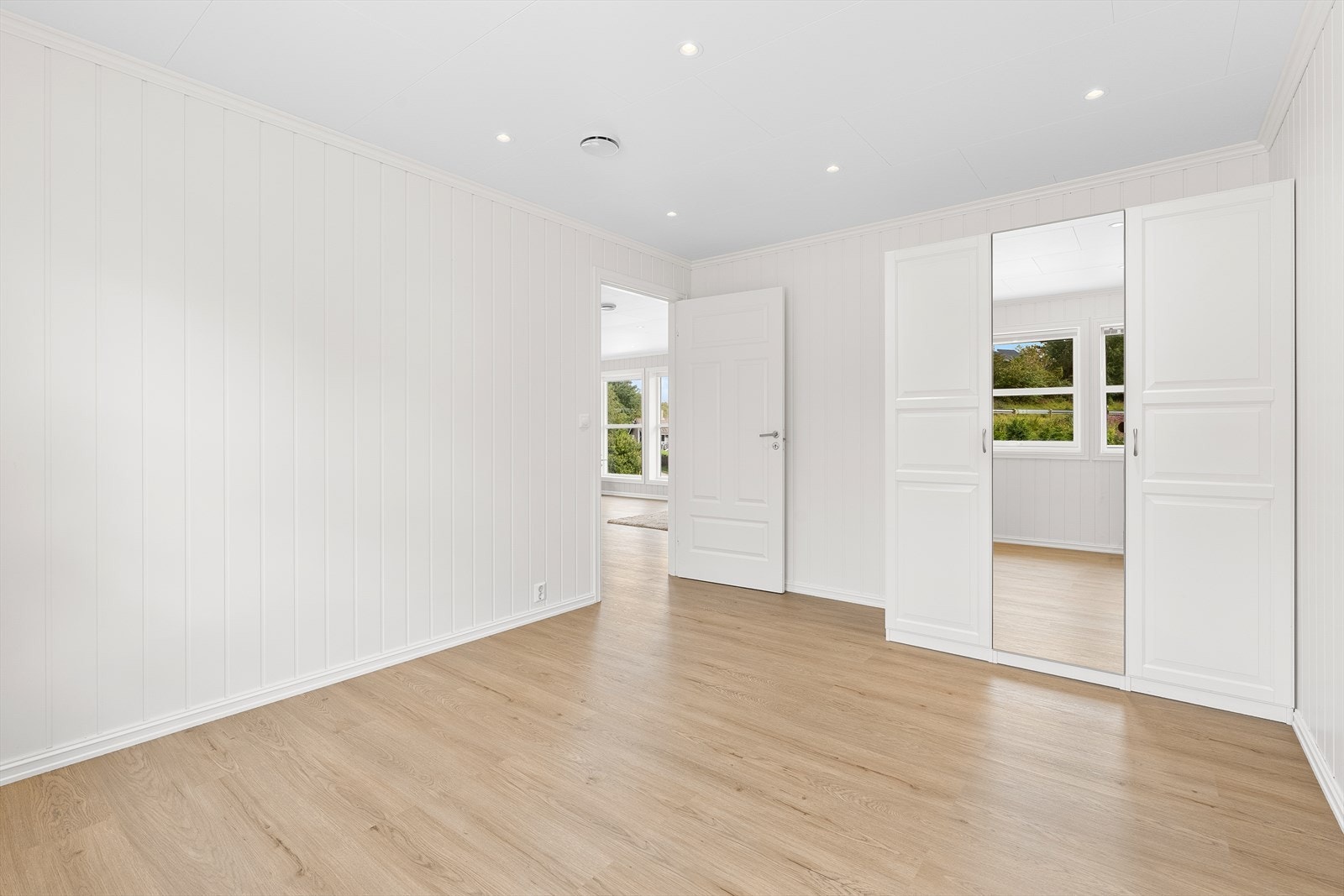 Begge soverommene er av svært god størrelse på hele 13,2 m2, og 11,9m2. Galleribilde