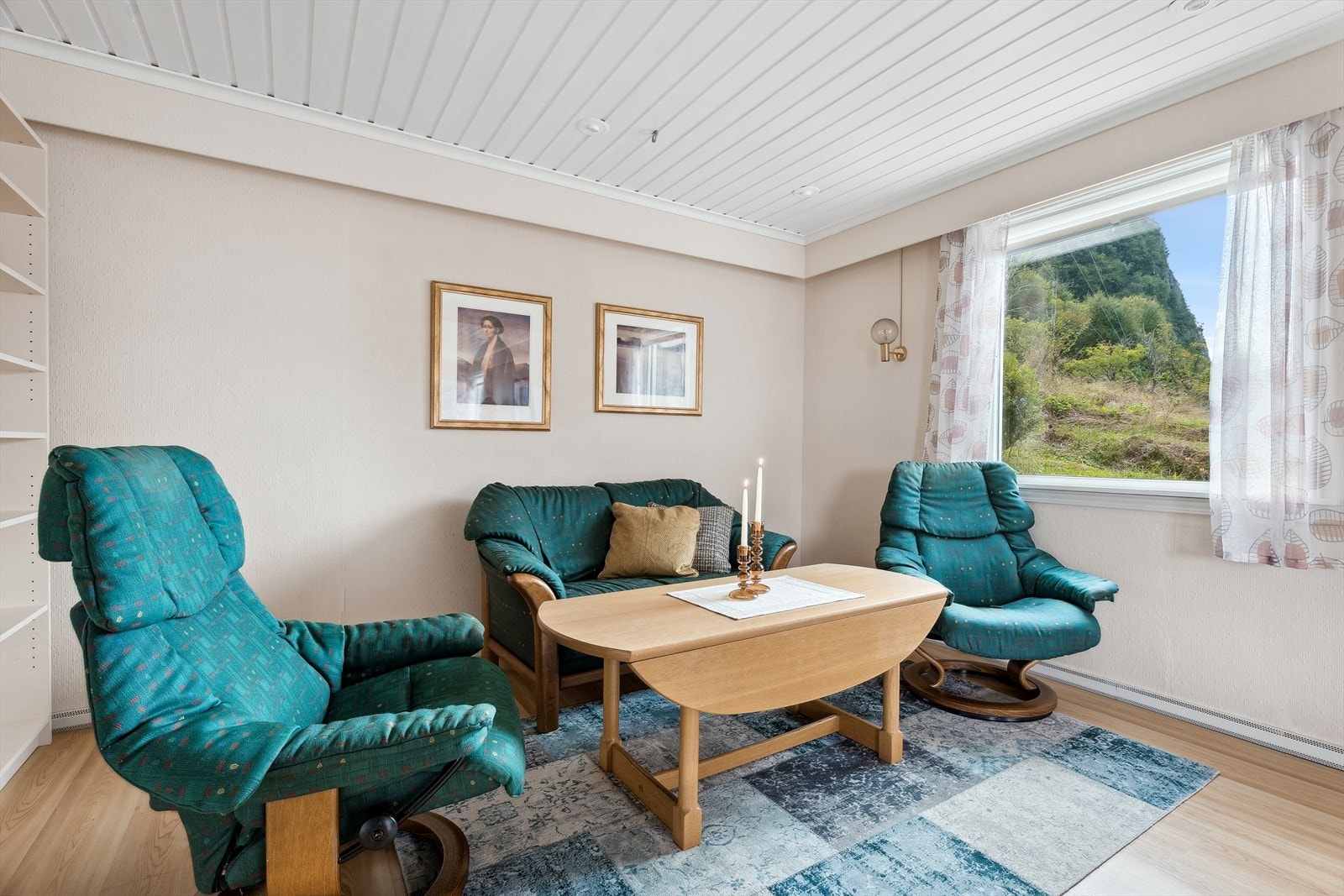 I stova er det plass til stor sittegruppe som kan samle både familie og venner til sosiale samankomstar. Galleribilde