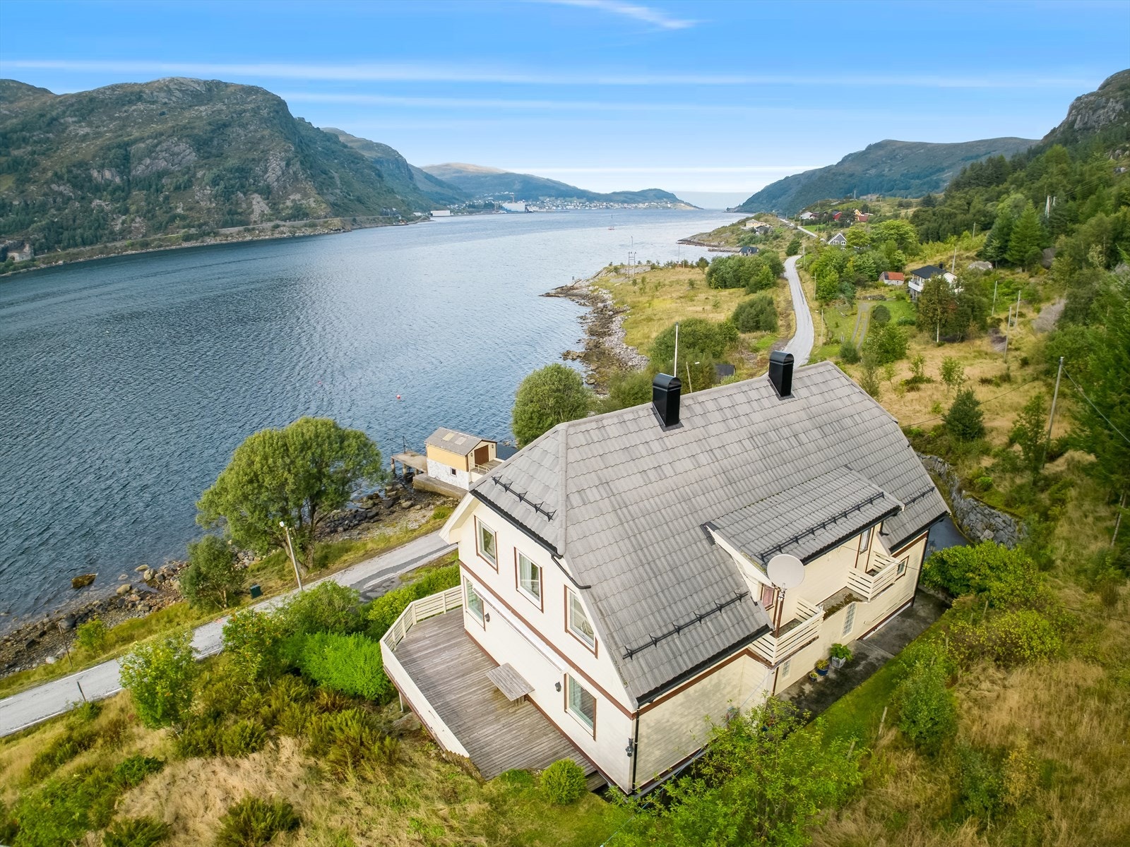Frå eigedomen har ein fantastisk utsikt over nærområde, fjorden og fjellheimen. Galleribilde