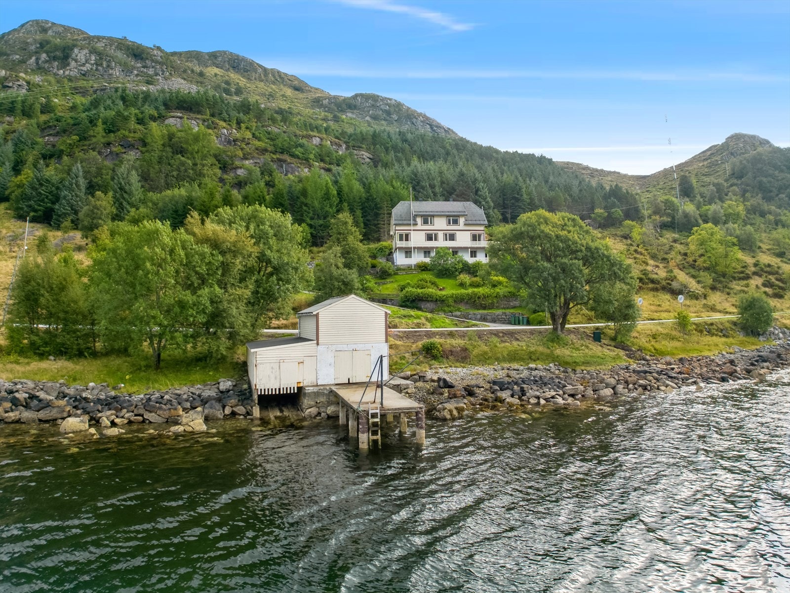 Velkomen til Ulvesundvegen 120! Ein innhaldsrik og spennande einebustad med sjøeigedom og naust - her kan heile familien trivast i mange år. Galleribilde