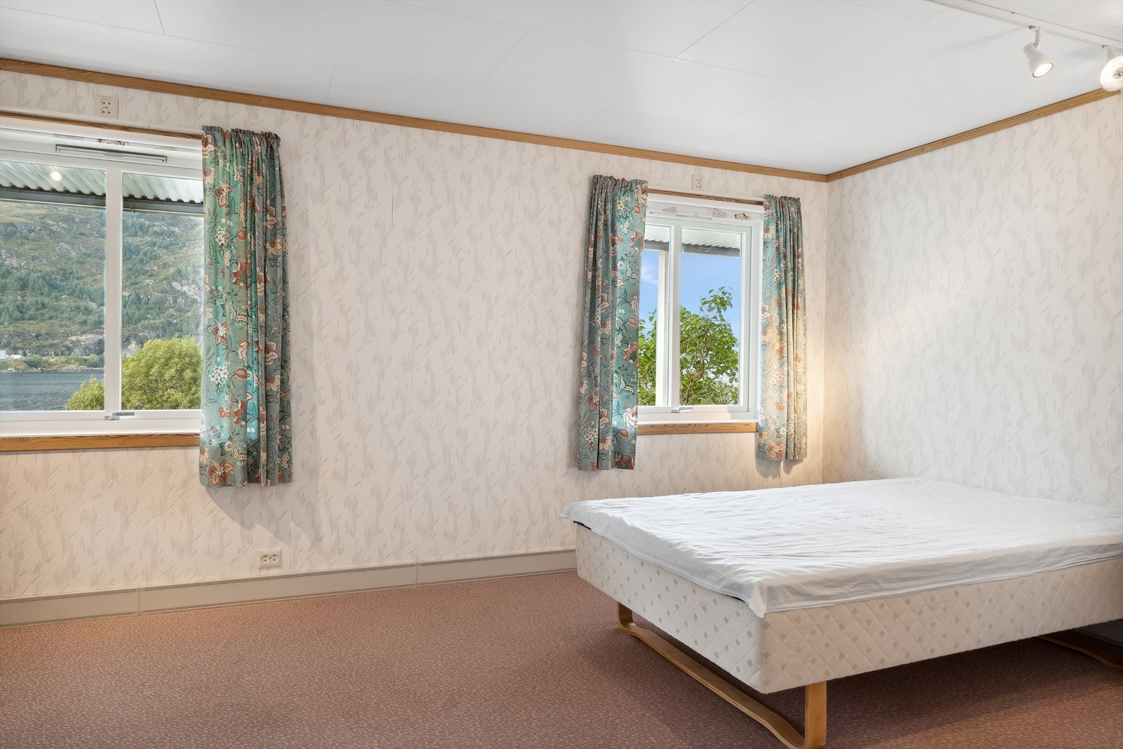 Eit lyst og triveleg barnerom, gjesterom, eller kva med ei kjellarstove til ungdomen i huset? Galleribilde