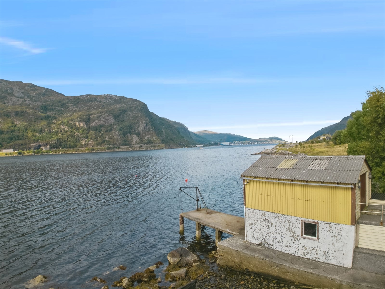 Naustet ligg eit steinkast unna eigedomen - her ligg alt til rette for høg trivsel i sjøkanten på sommarstid! Galleribilde