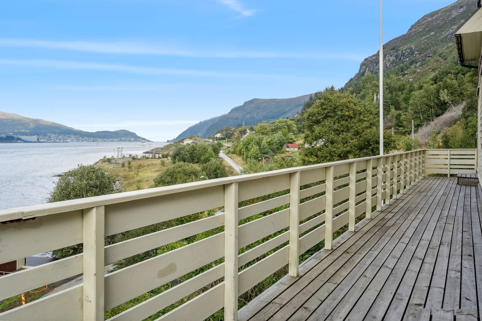 Frå stova har ein har direkte utgang til terrasse som også har tilkomst frå kjøkkenet. Galleribilde
