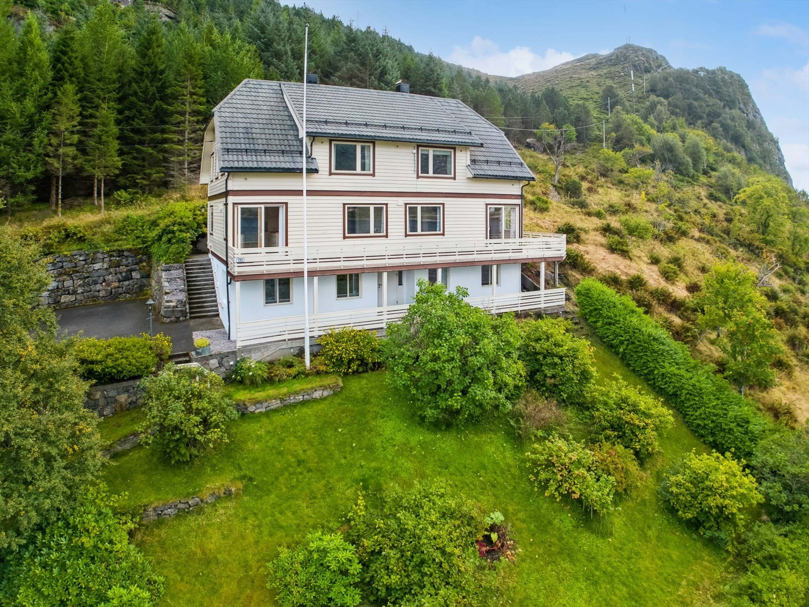 Hagen er ei lita oase som sommarstid bugnar av prydbeplantning og frukttre! Galleribilde