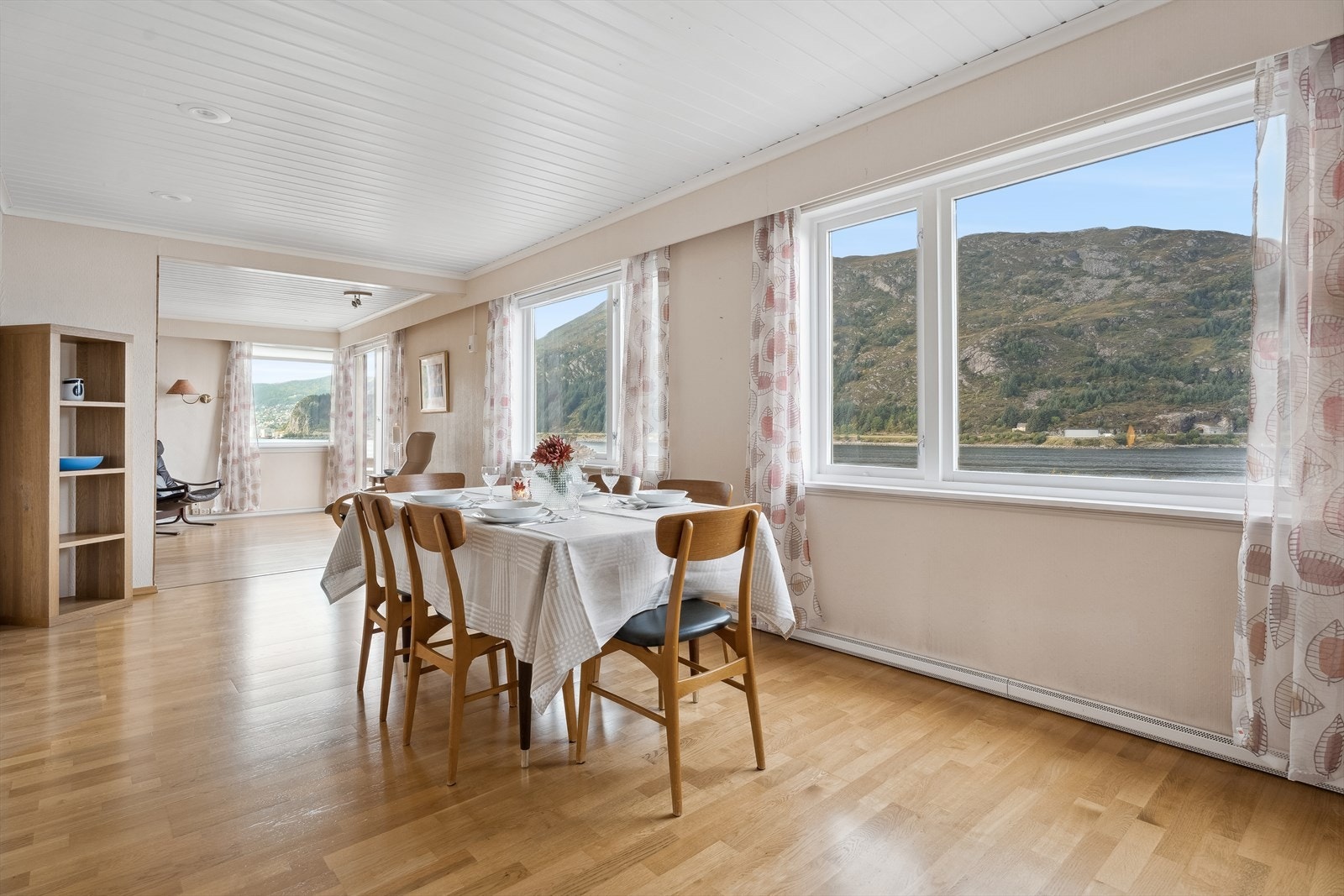 Spisebordet finn si naturlege plassering mellom stove og kjøkken, i ei sosial og triveleg løysing. Galleribilde