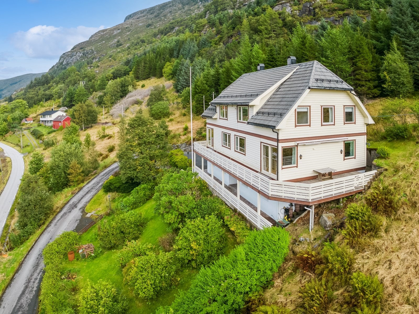 Eigedomen ligg fint til på Saltkjel i Deknepollen i eit naturskjønt og landleg område! Galleribilde