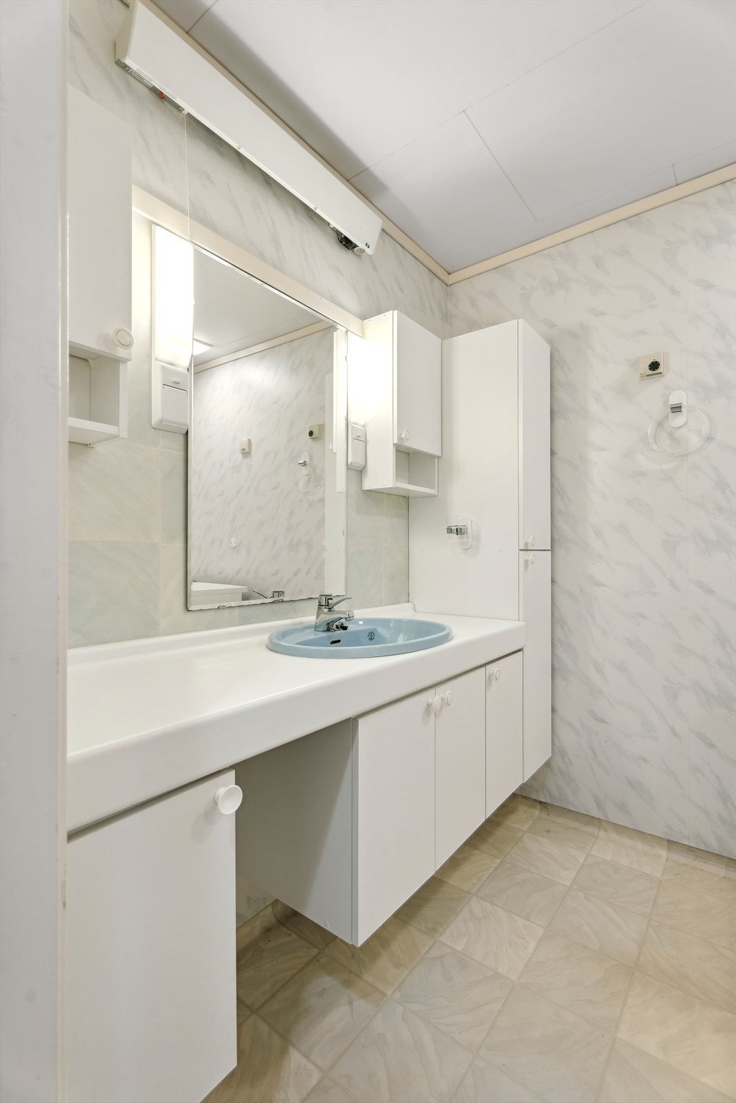 Godt med oppbevaringsplass i skuffer og skap på badet i kjellaren. Galleribilde