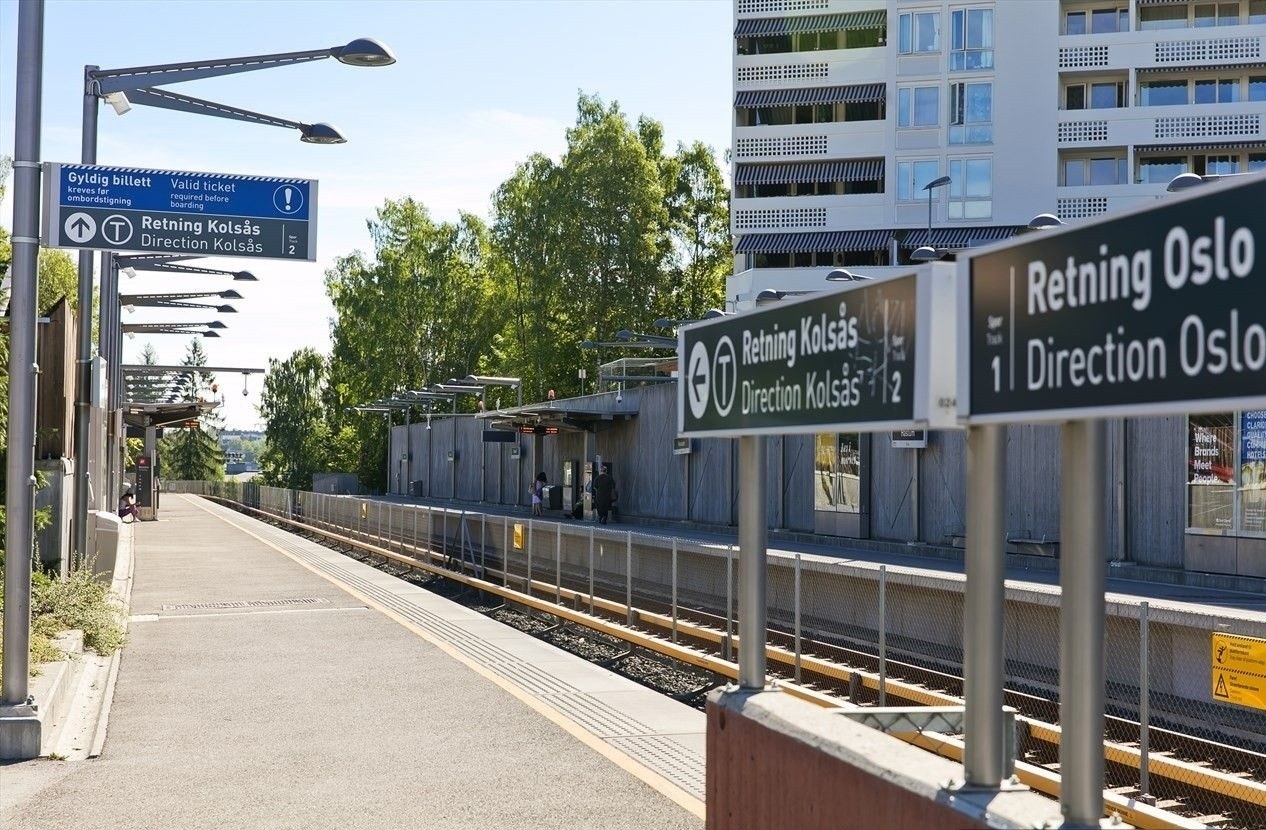 Gangvei til T-bane på Haslum og bussholdeplasser med hyppige avganger Galleribilde