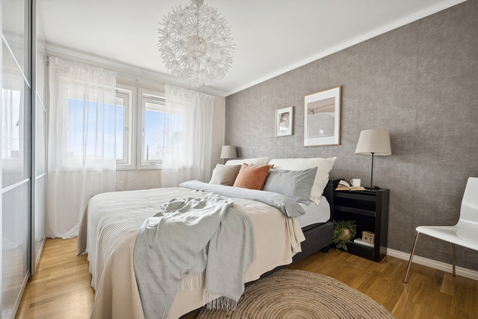 Romslig hovedsoverom med garderobe Galleribilde